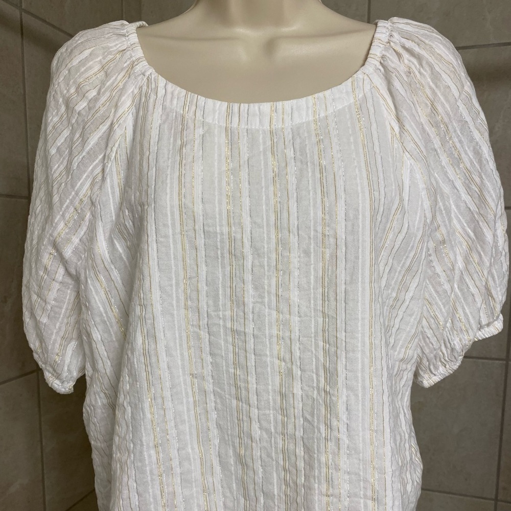 🎉HP🎉 EUC LOFT Petites white top with silver/gold metallic thread stripes size LP